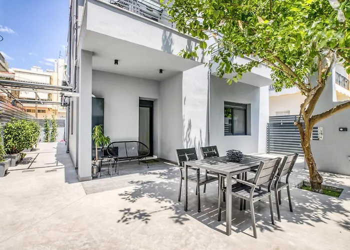 Spacious Flat With Courtyard In Peristeri!