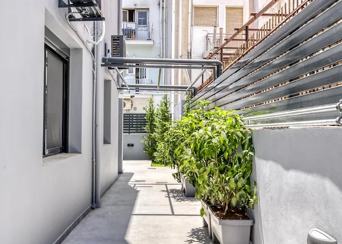Spacious Flat With Courtyard In Peristeri!